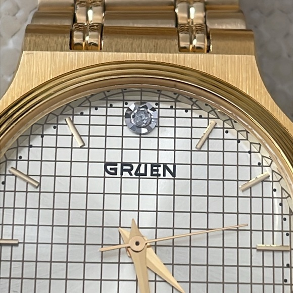 New! Vintage Gruen Quartz Watch w/ Diamond Marker - Picture 5 of 16